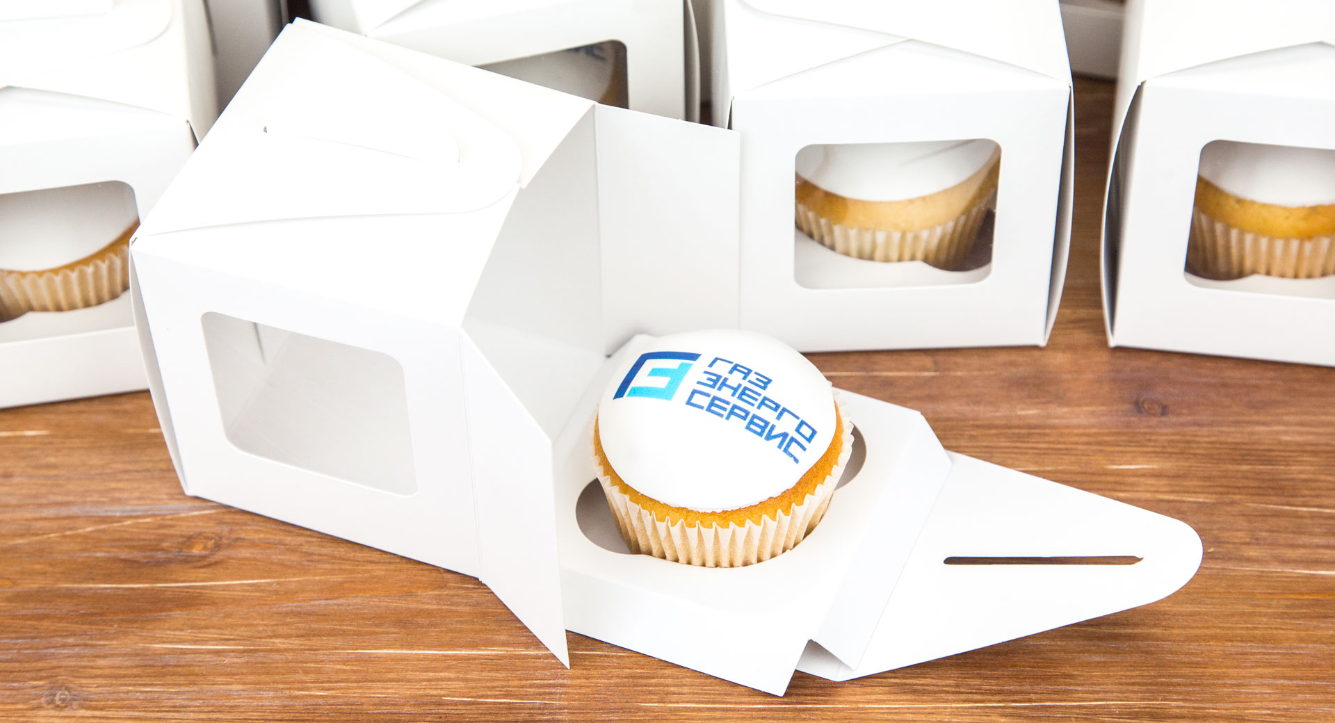 Сладкие подарки клиентам от ГазЭнергоСервис - капкейки с логотипом в коробочке
