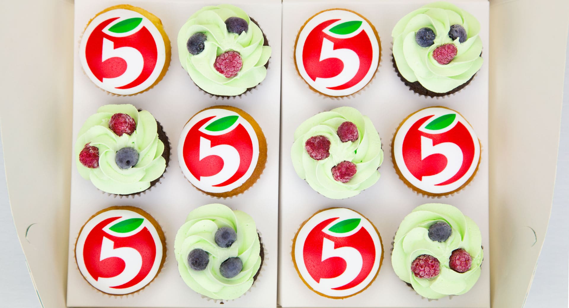 Брендированный подарочный набор от Пятерочки - капкейки с лого и ягодами