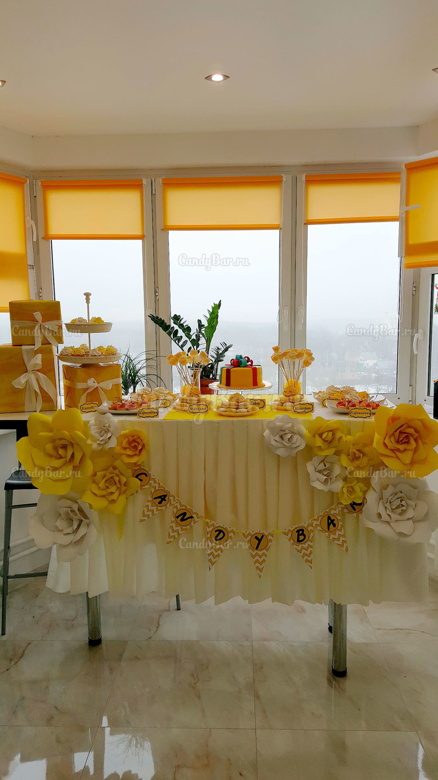 Сладкий стол на день рождения в желтом цвете