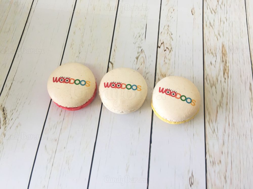 Корпоративный подарочный набор от WOODOOS - логотип на макарунах и упаковке