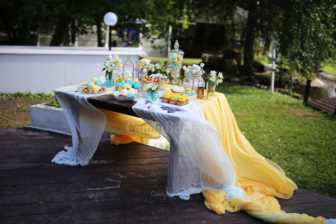 Сладкий стол на свадьбу летом