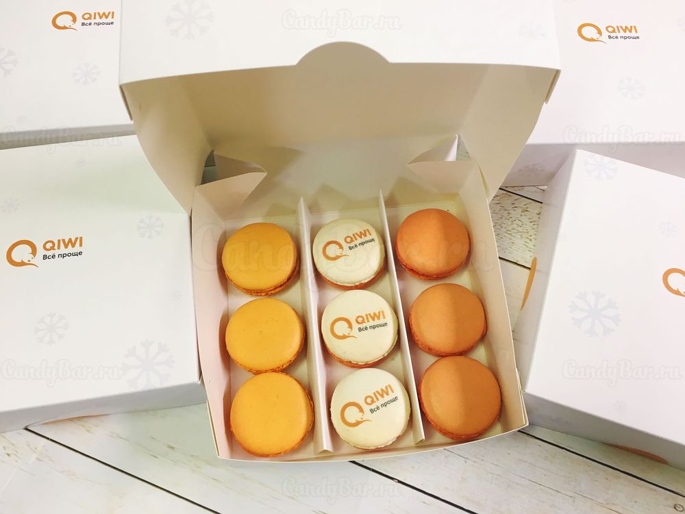Сладкий подарочный набор от компании Qiwi - брендирование макарун и упаковки