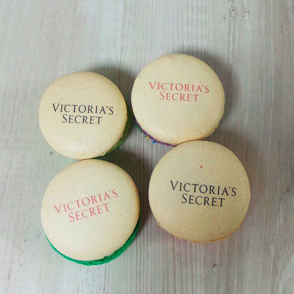 Сладкий подарок для клиентов от Victoria's Secret - макаруны с лого