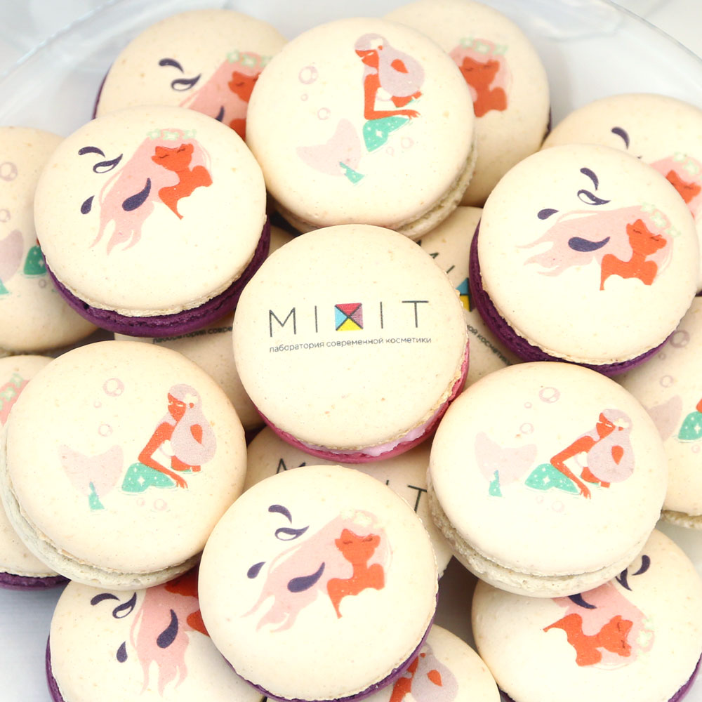 Корпоративный подарок от компании Mixit - макаруны с лого