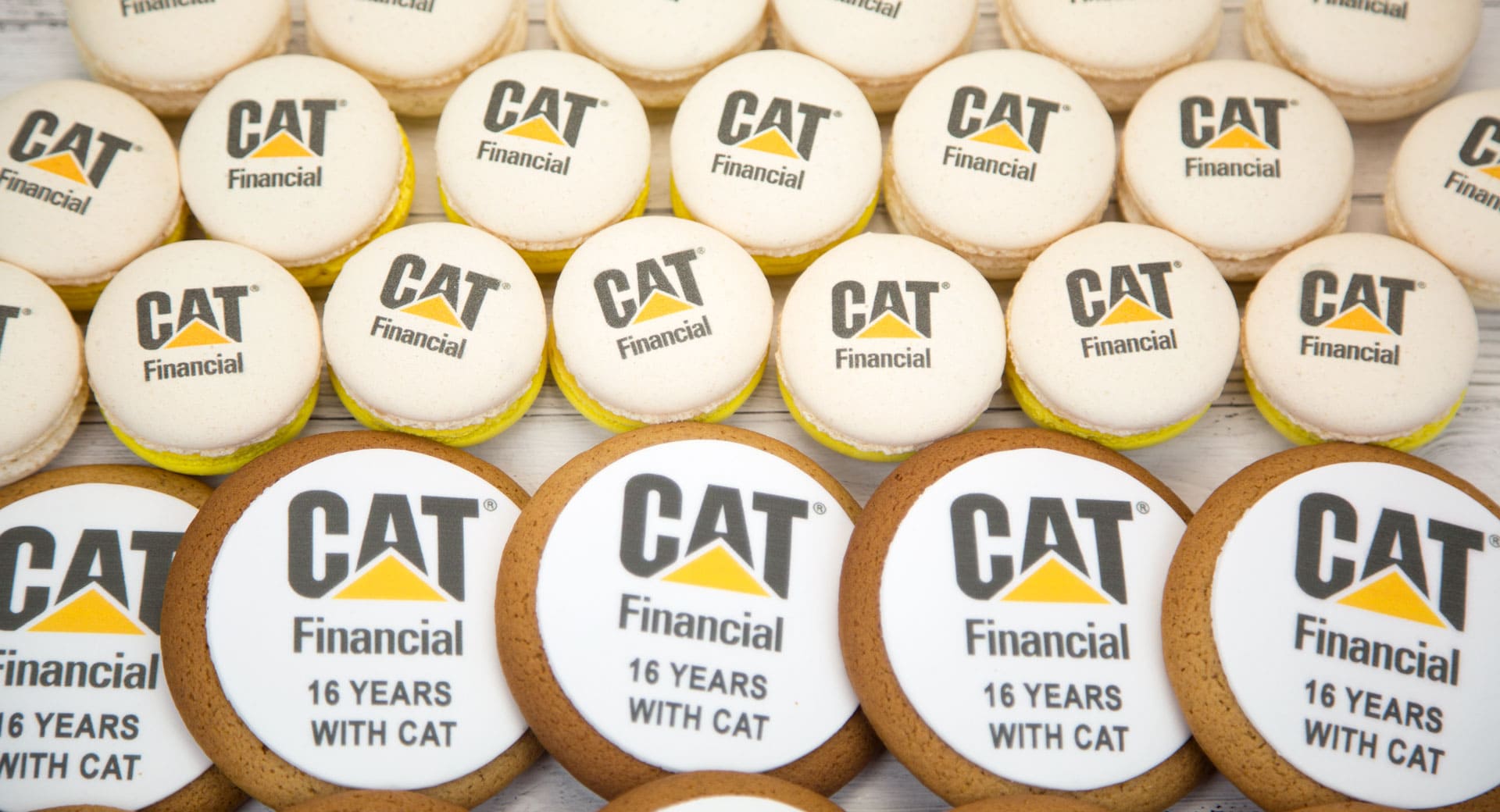 Сладкие подарки клиентам от компании CAT - брендированное печенье и макаруны с лого