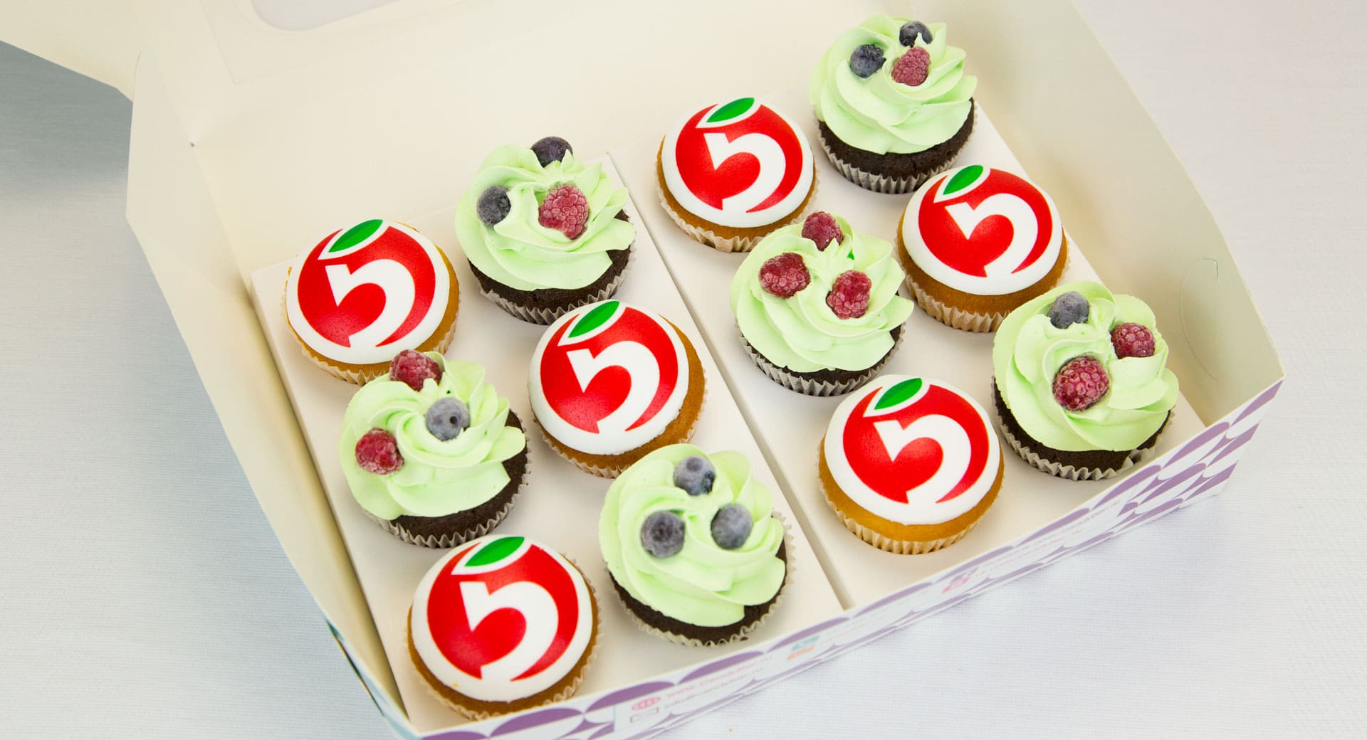 Брендированный подарочный набор от Пятерочки - капкейки с лого и ягодами