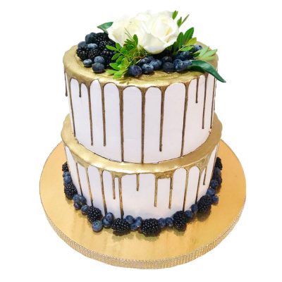 Золотой свадебный торт с цветами и ягодами, двухъярусный